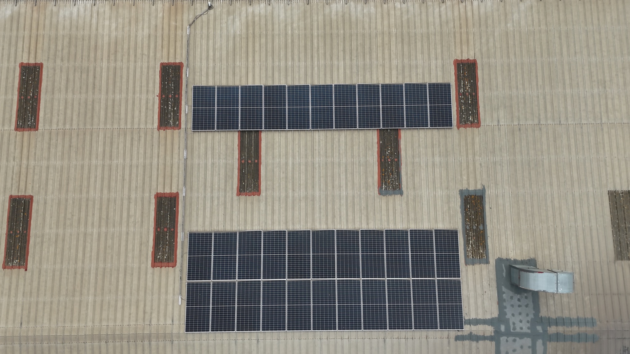 Vista aérea de los paneles solares en cubierta